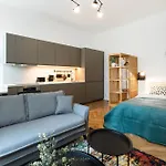 Sunny Condo In The Center Of Vrsovice