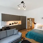 Sunny Condo In The Center Of Vrsovice