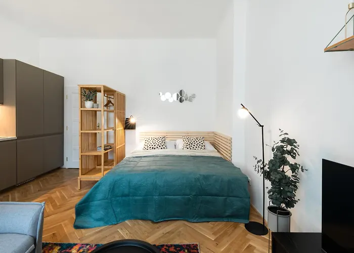 Sunny Condo In The Center Of Vrsovice