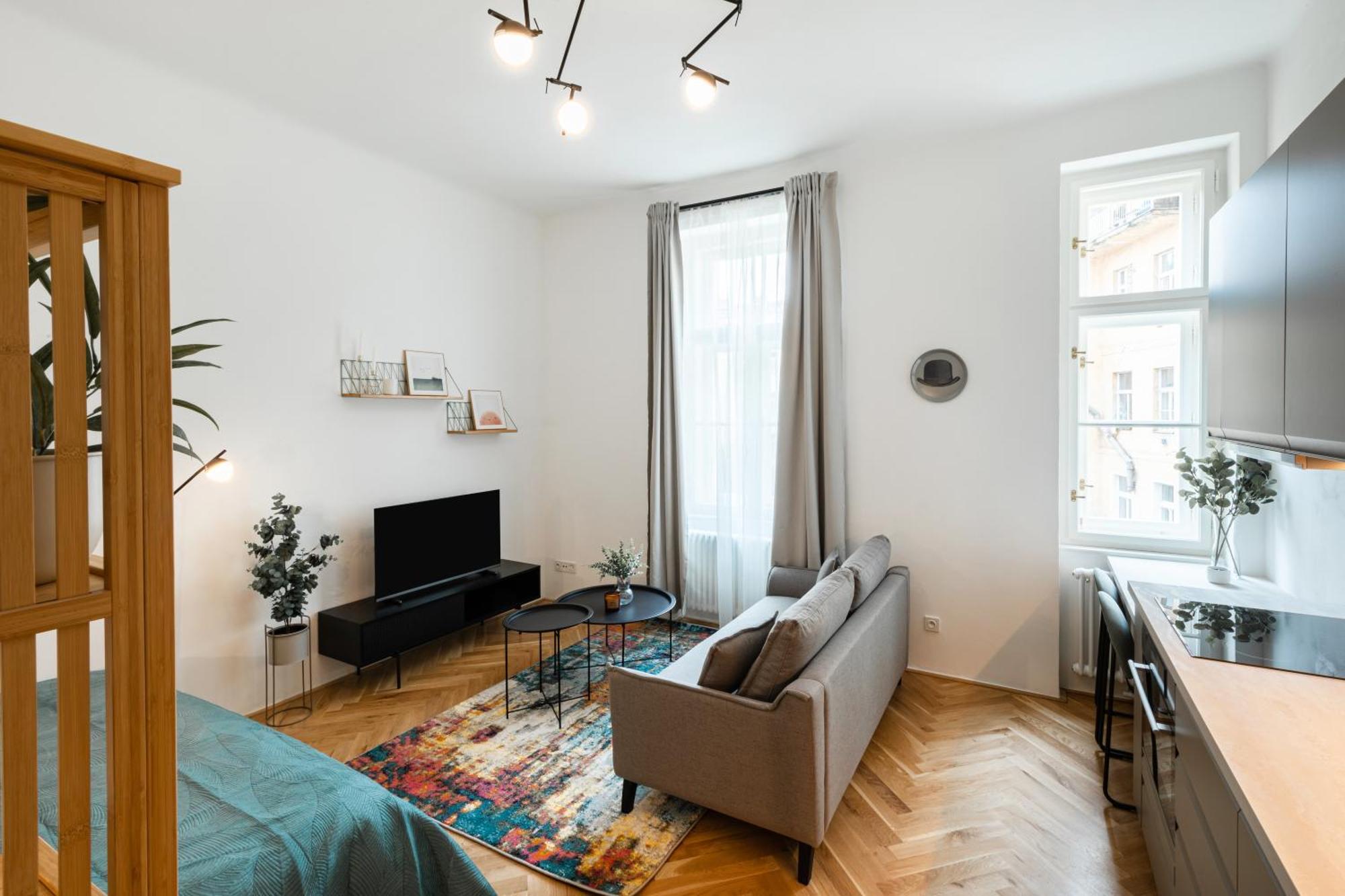 Sunny In The Center Of Vrsovice Apartment